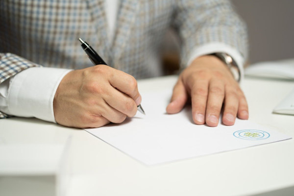 Podpis pod umową pożyczki prywatnej